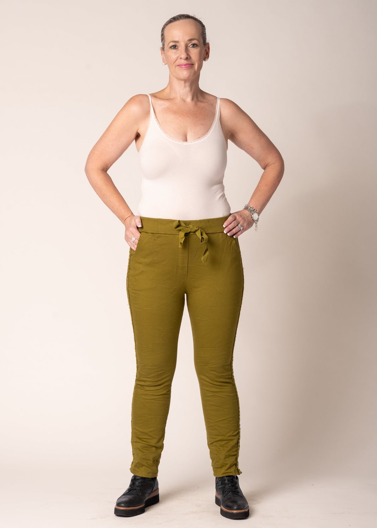 Usha Pants in Green Olive