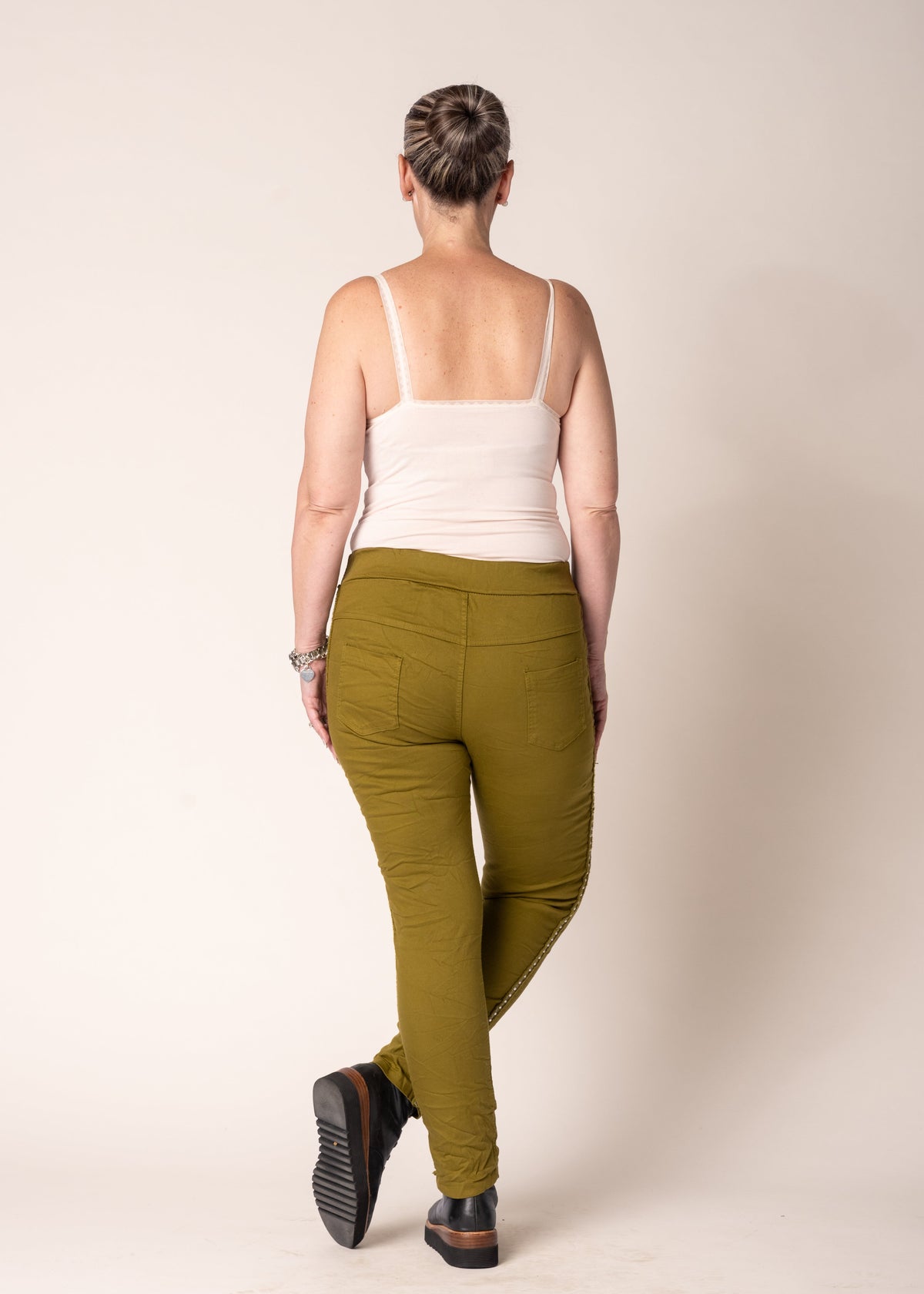 Usha Pants in Green Olive