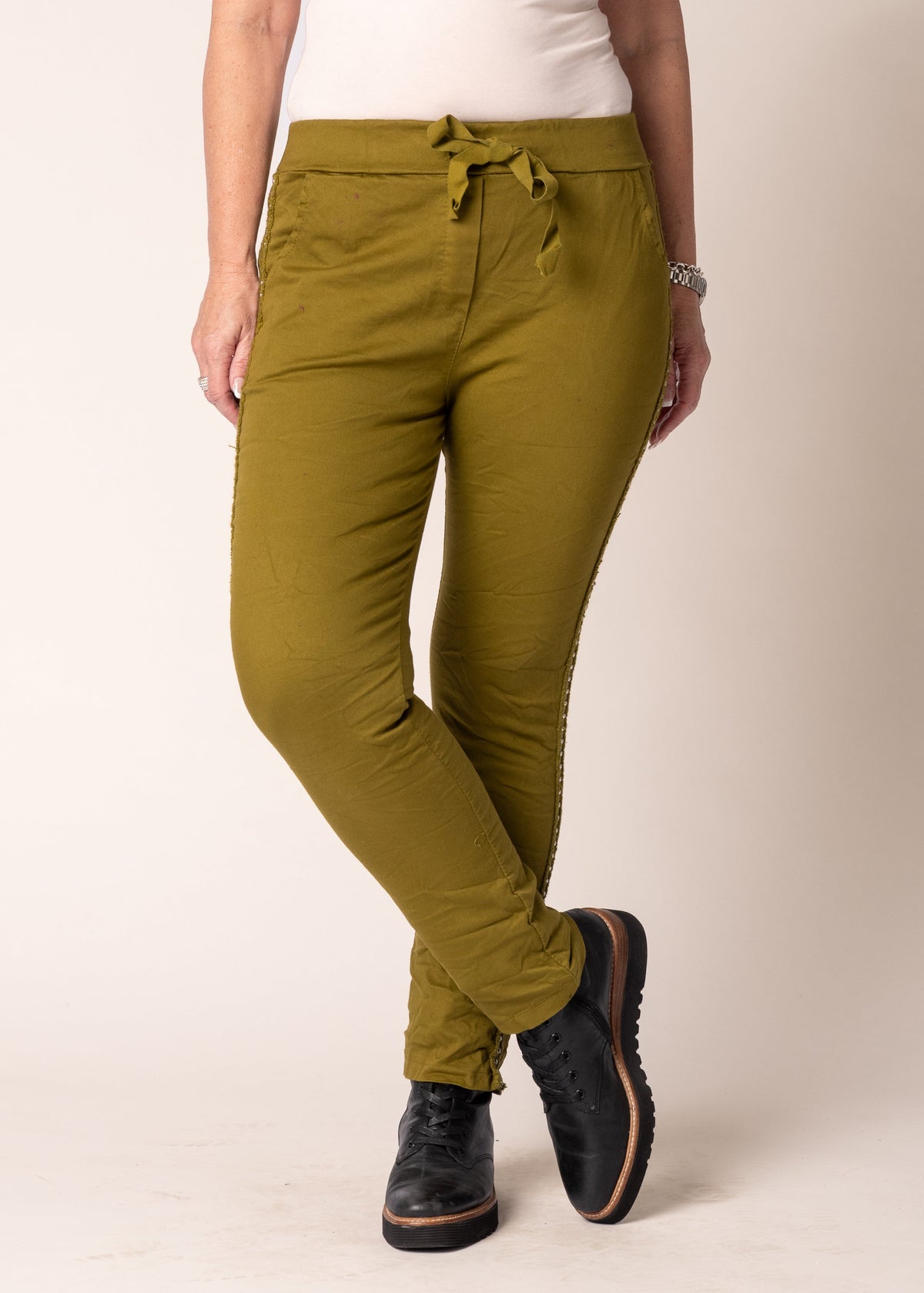 Usha Pants in Green Olive