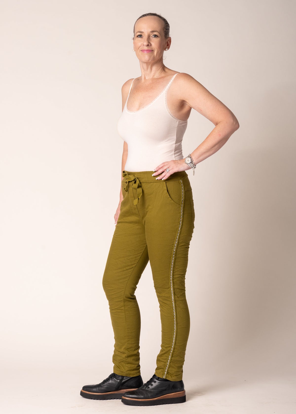 Usha Pants in Green Olive