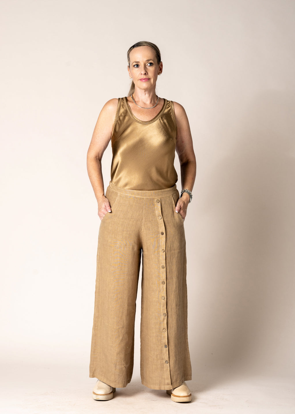 Toyah Singlet in Desert