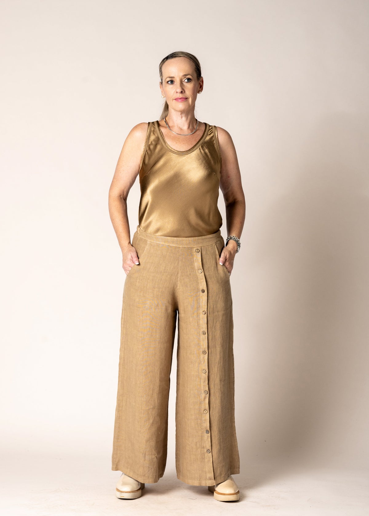 Toyah Singlet in Desert