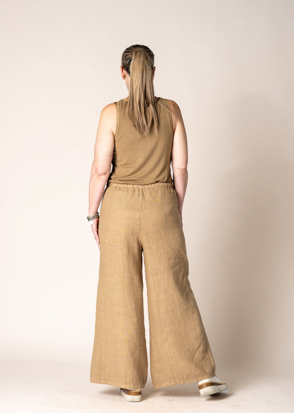 Toyah Singlet in Desert