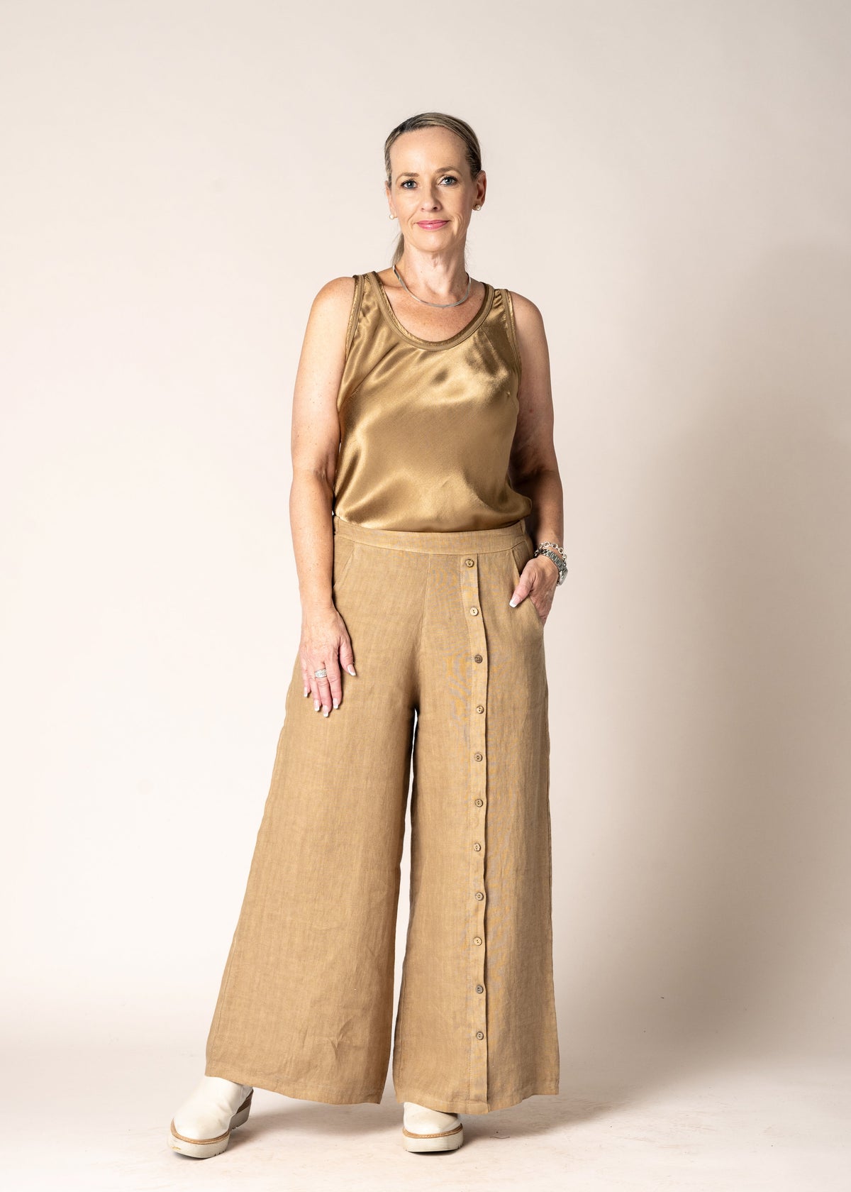 Toyah Singlet in Desert
